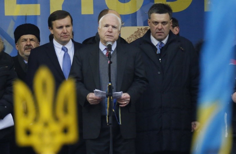 Jonh Maccain, com Svoboda em 2013