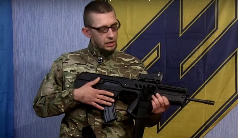 Soldado do batalhão Azov empunha fuzil do tipo “Tavor” de fabricação israelense.